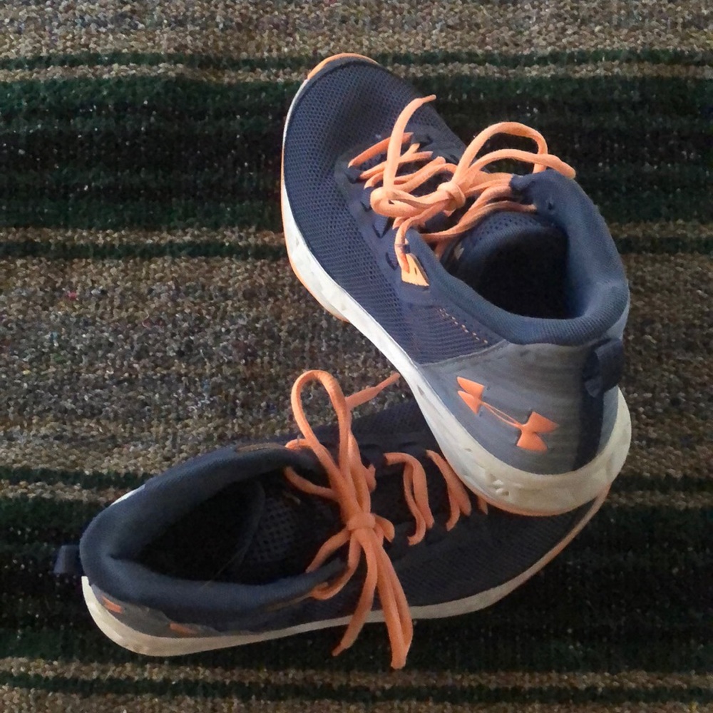 Girls Under Armour basketball shoes. Size 6Y 🏀 gently used worn indoors only.